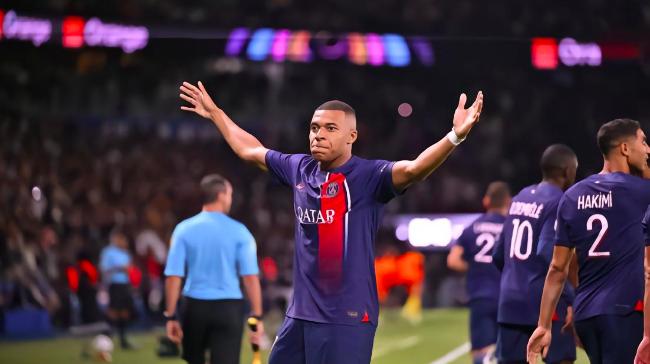  巴黎圣日耳曼主场奏凯，姆巴佩双响助领跑积分榜