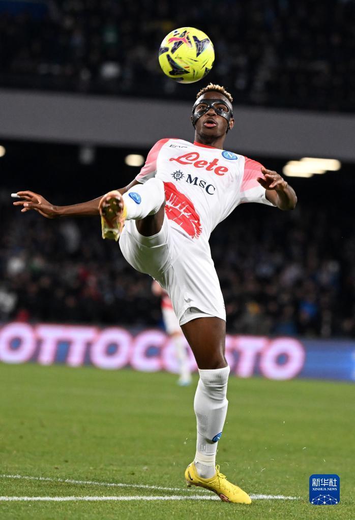  克雷莫内塞惨败给那不勒斯，防守漏洞百出